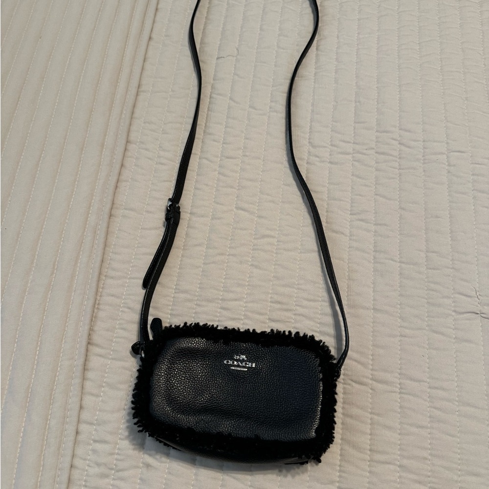 LOVELY LEATHER CROSSBODY BAG - POM POM